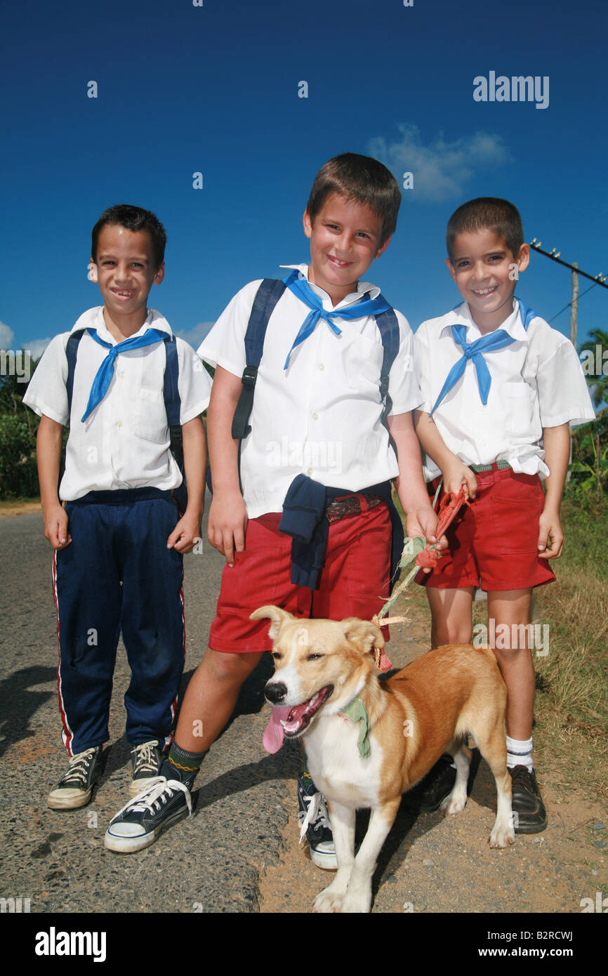 Collégiens tenant un chien la province de Pinar del Río Viñales Cuba Amérique Latine Banque D'Images