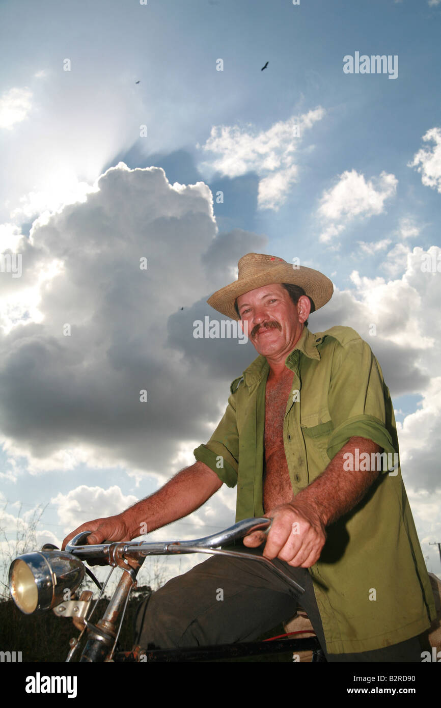 Homme assis sur un vélo la province de Pinar del Río Viñales Cuba Amérique Latine Banque D'Images