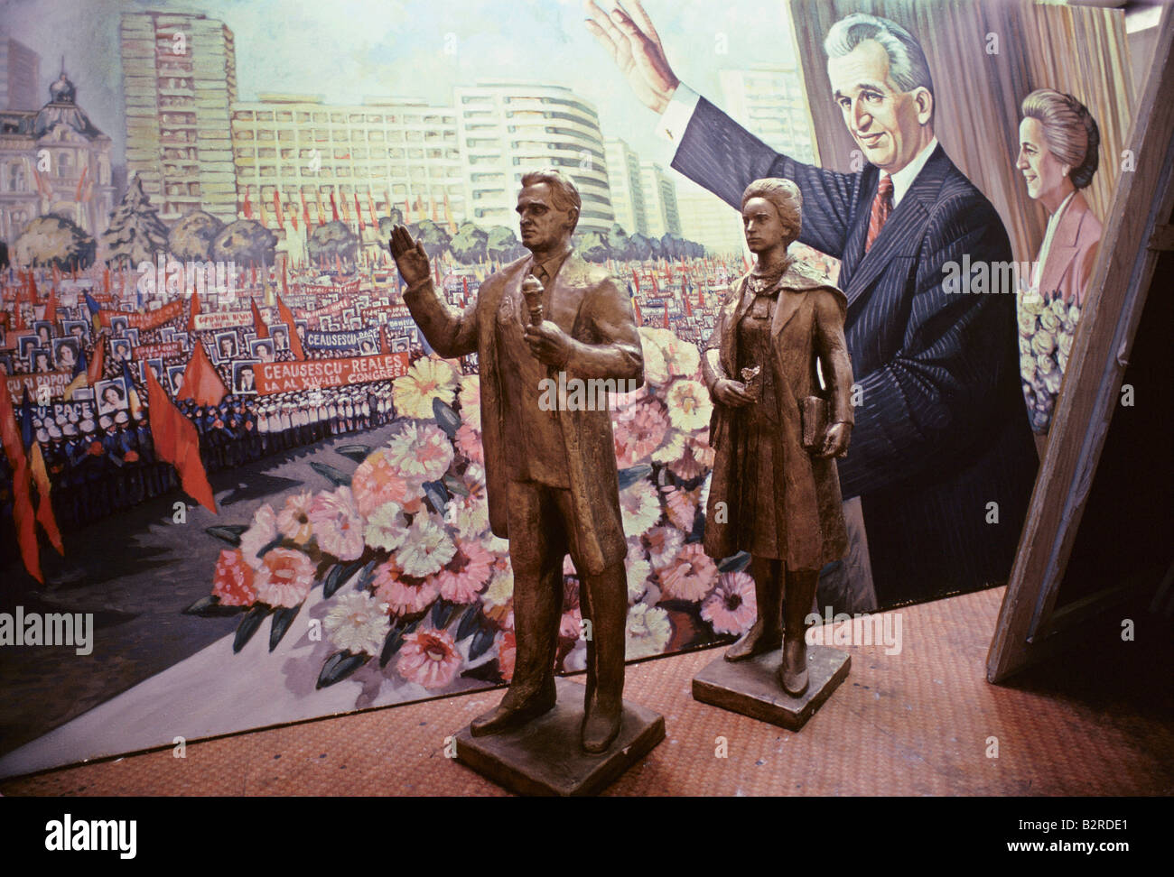 Une fresque communiste et figurines sur le bureau dans son bureau Banque D'Images