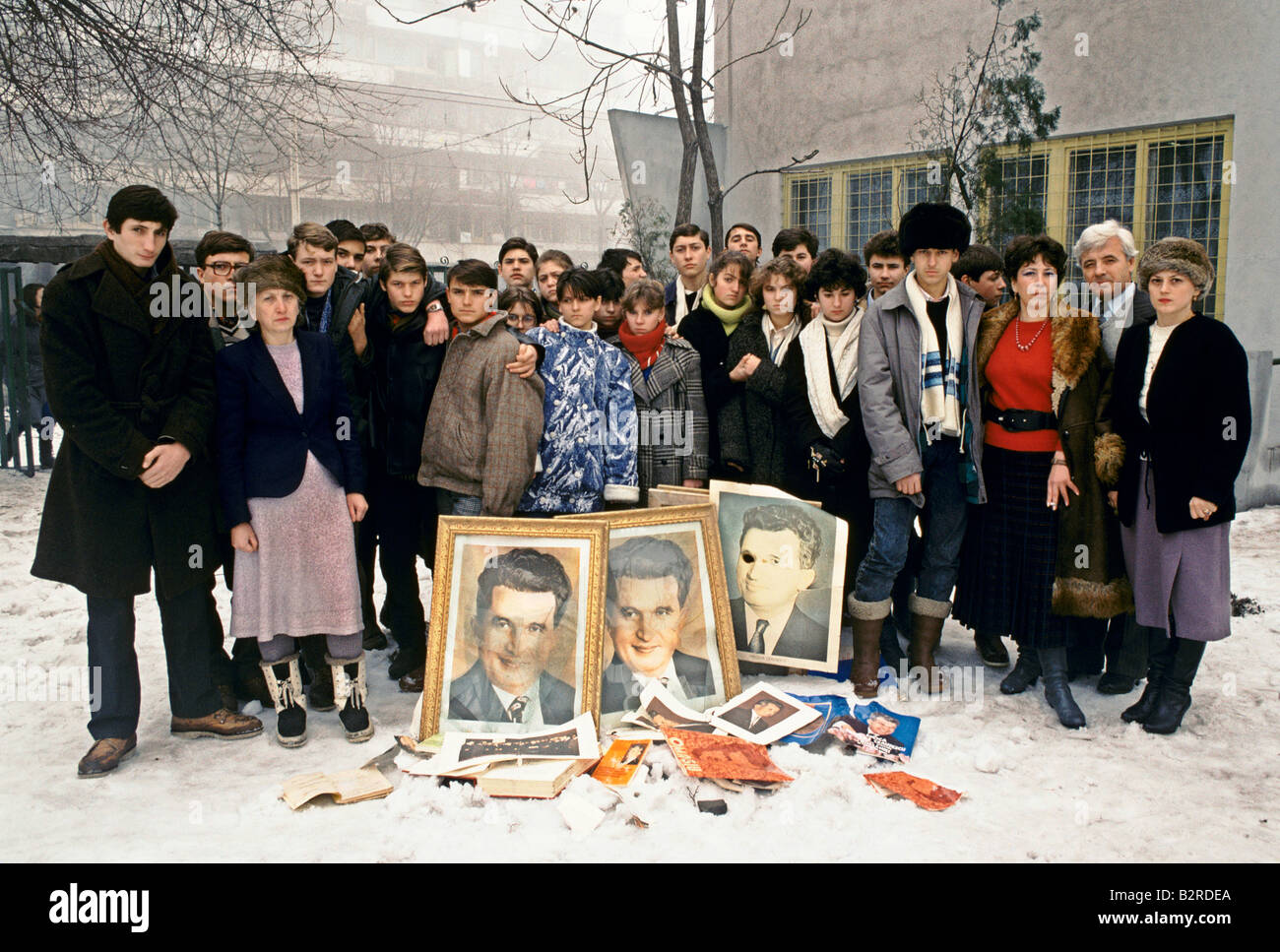 Groupe d'étudiants et enseignants se préparent à détruire les photos de the fallen leader ceausescu nikolae Banque D'Images