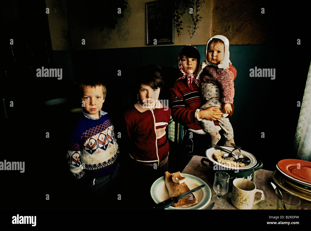 Les enfants roumains débrouillards pendant que leurs parents sont au travail Banque D'Images