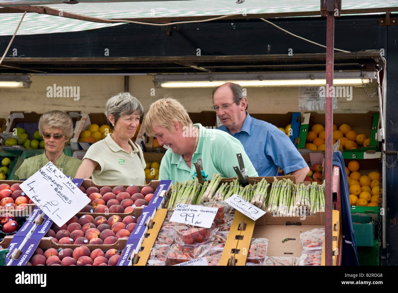 Blocage des fruits et légumes à Leyburn marché dans le Yorkshire Dales Banque D'Images
