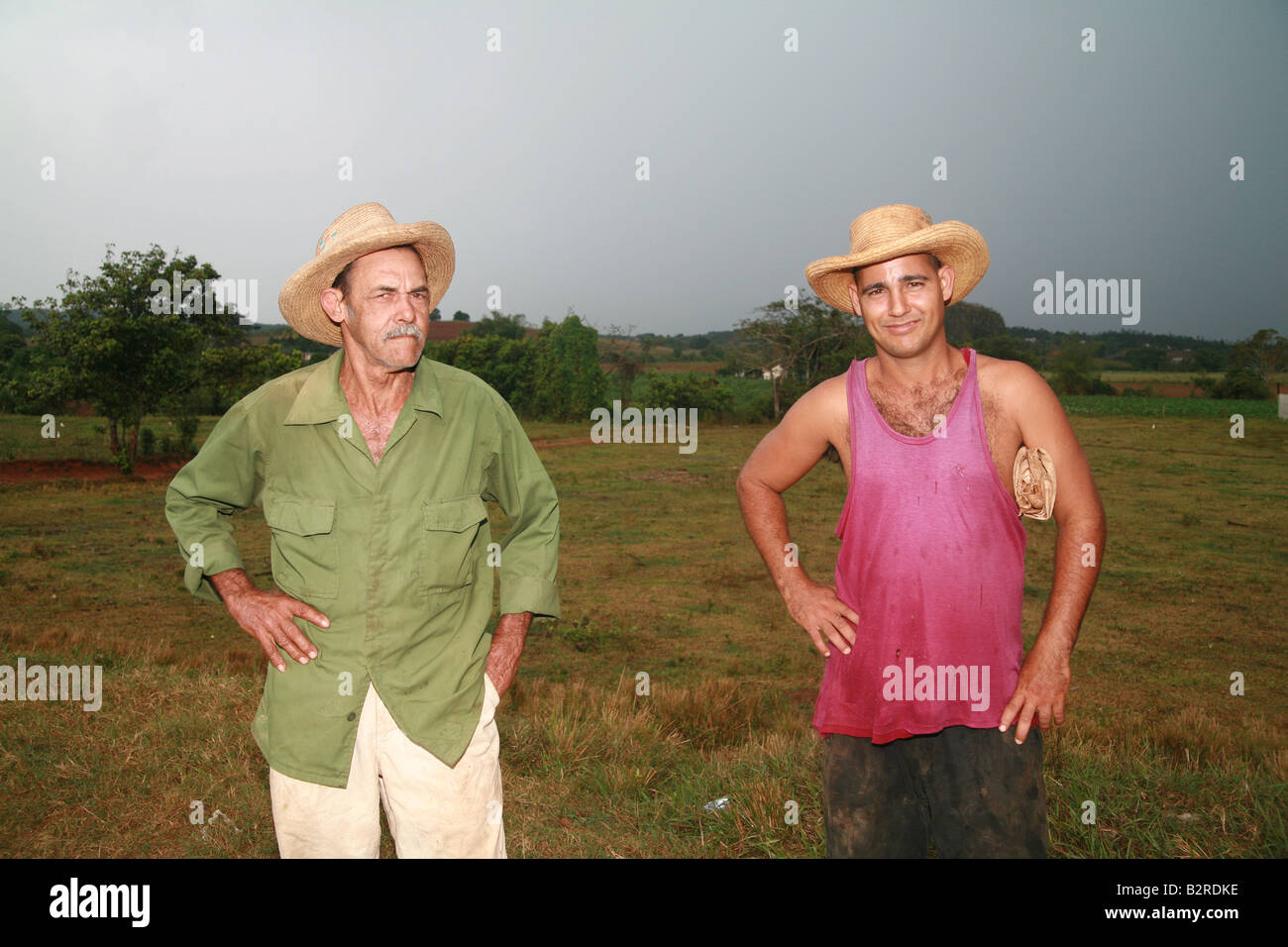 Deux travailleurs sur le terrain dans la province de Pinar del Río Viñales Cuba Amérique Latine Banque D'Images