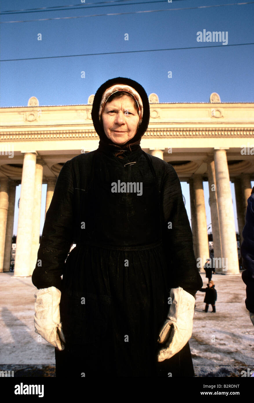 Moscou Saint-Pétersbourg femme street cleaner gorki park Moscow 1983 Banque D'Images