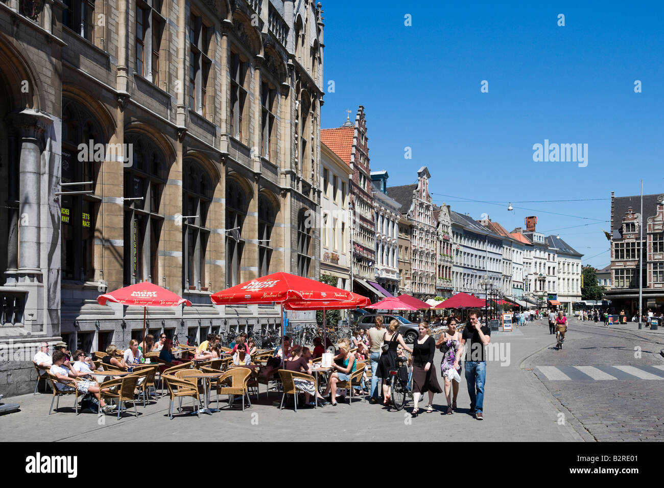 Sidewalk Cafe sur le Korenmarkt, dans le centre-ville historique, Gand, Belgique Banque D'Images