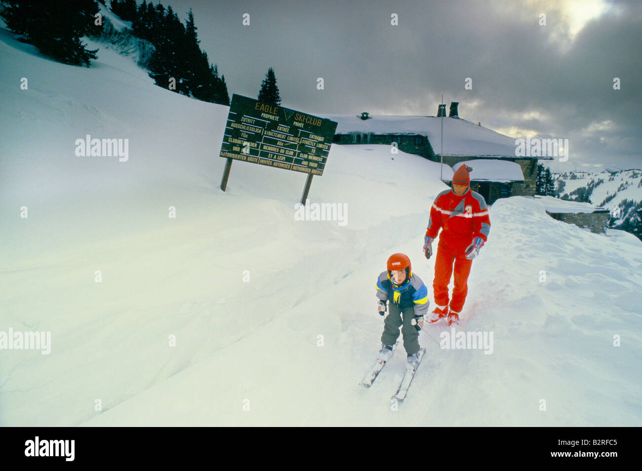 Man and boy ski suisse Banque D'Images