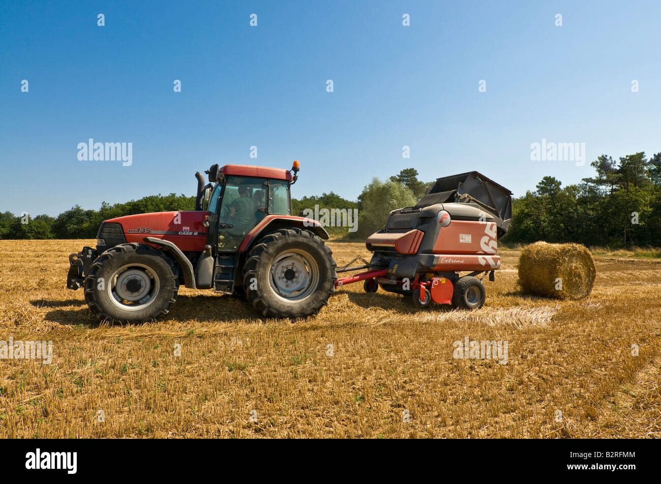 American 'Case MX 135' et 'Italien Feraboli Extreme 265 balles rondes' au travail, sud-Touraine, France. Banque D'Images