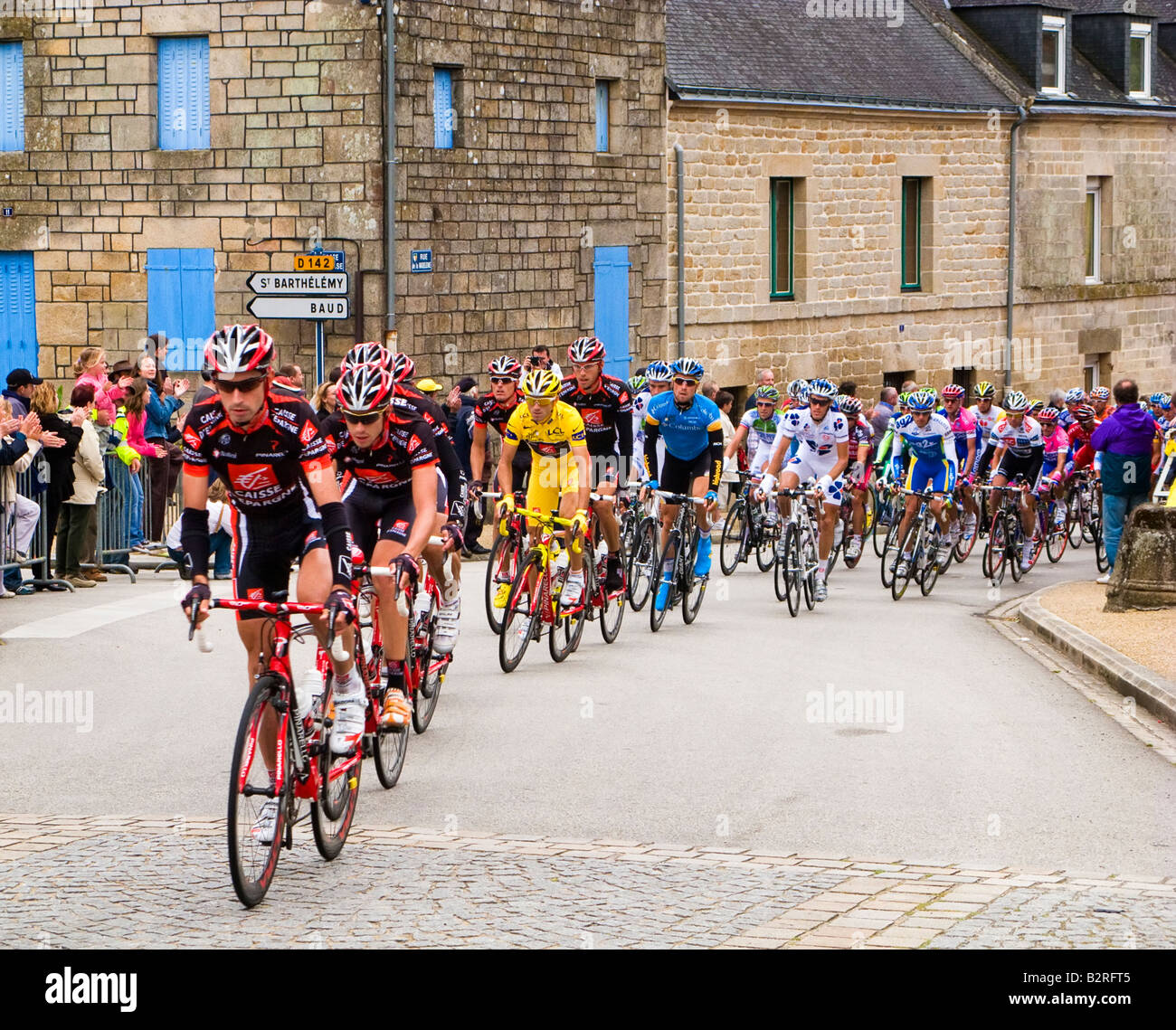 Tour de France 2008 - Alejandro Valverde maillot jaune dans le peloton arrivant dans la petite ville bretonne de Melrand, Bretagne, France à l'étape 2 Banque D'Images