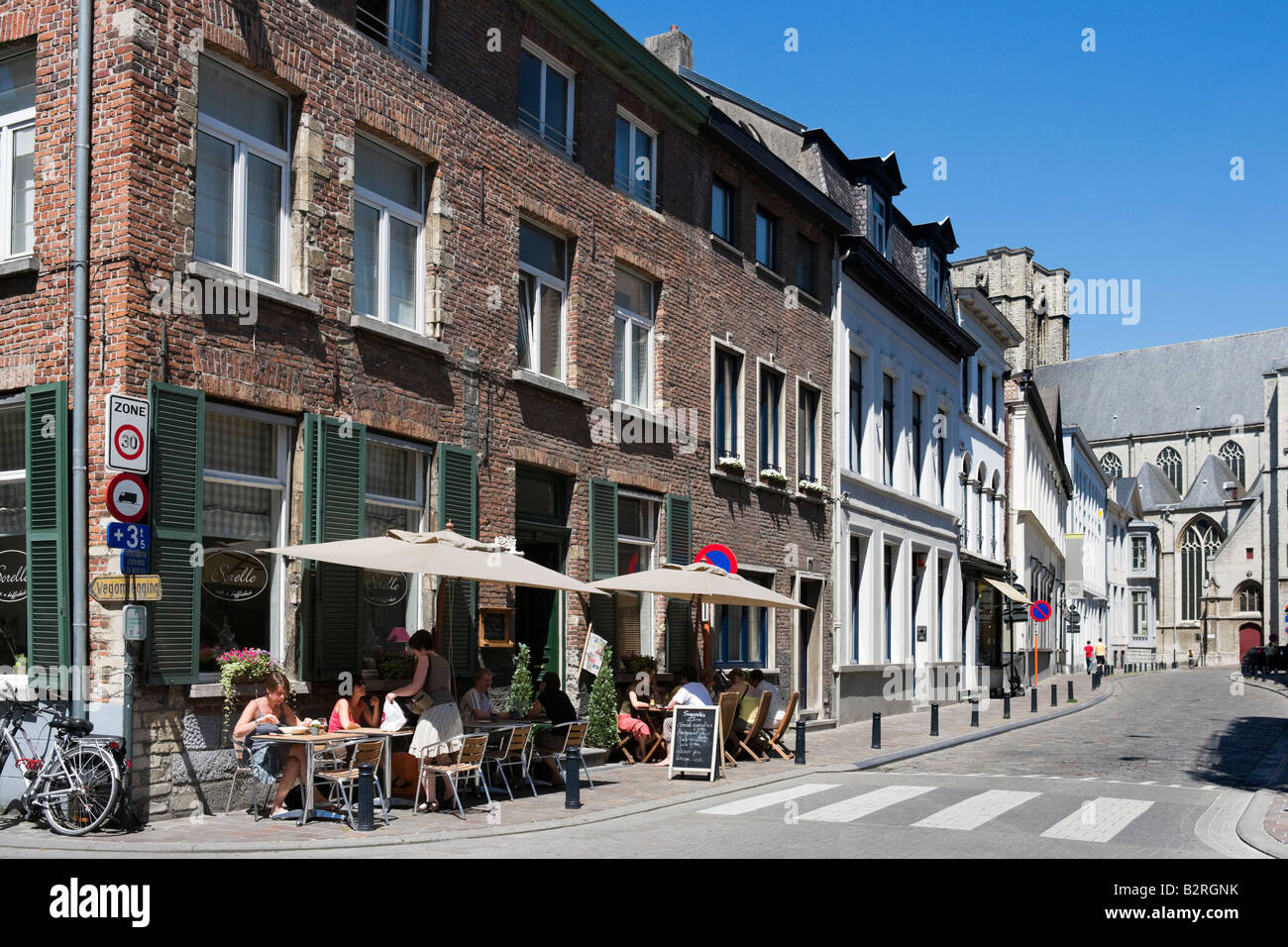 Les cafés à proximité église Saint-Michel St dans le centre historique de la ville, Gand, Belgique Banque D'Images