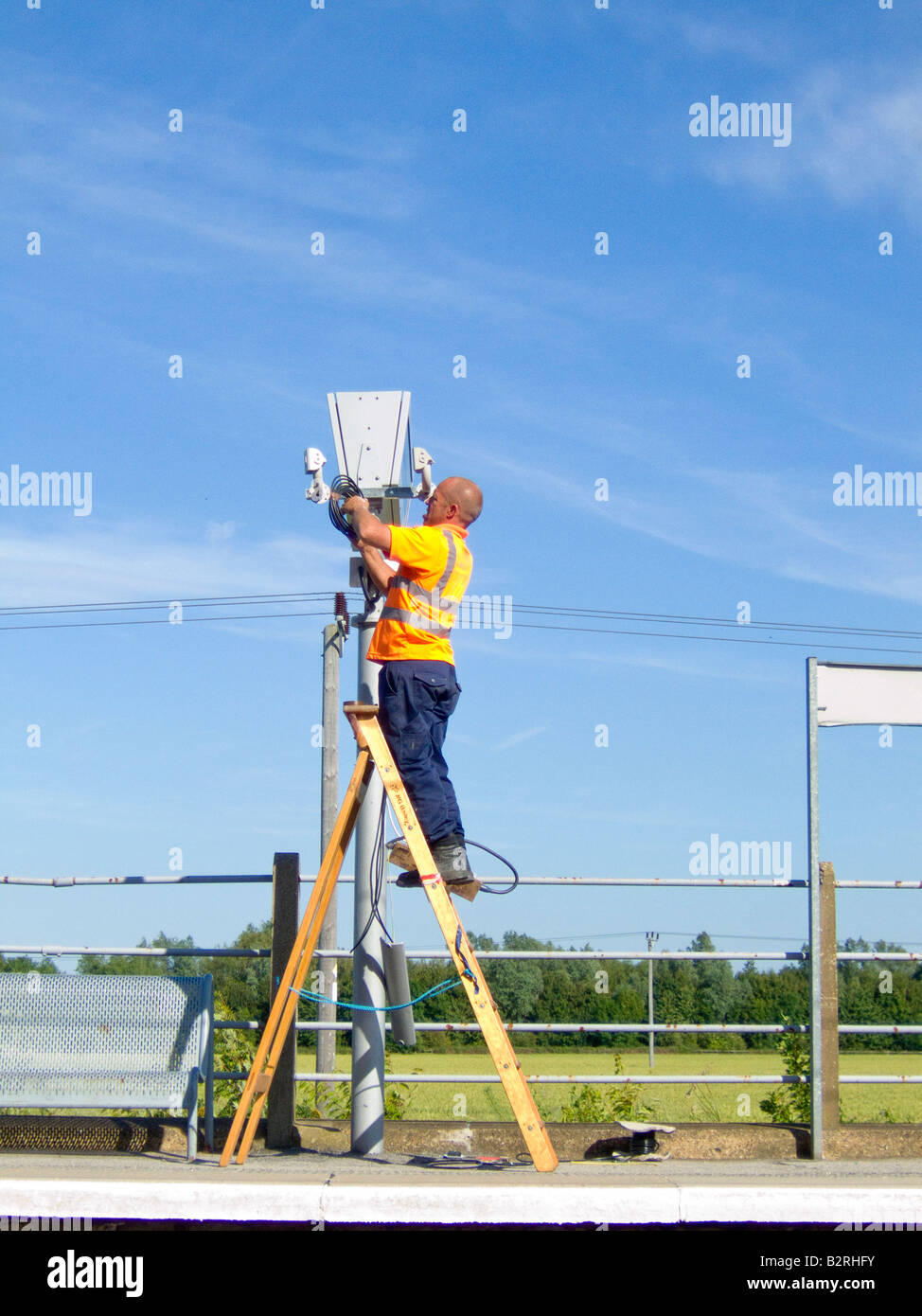 Un ingénieur des chemins de la réparation de l'équipement à un calendrier electroic la plate-forme, UK Banque D'Images