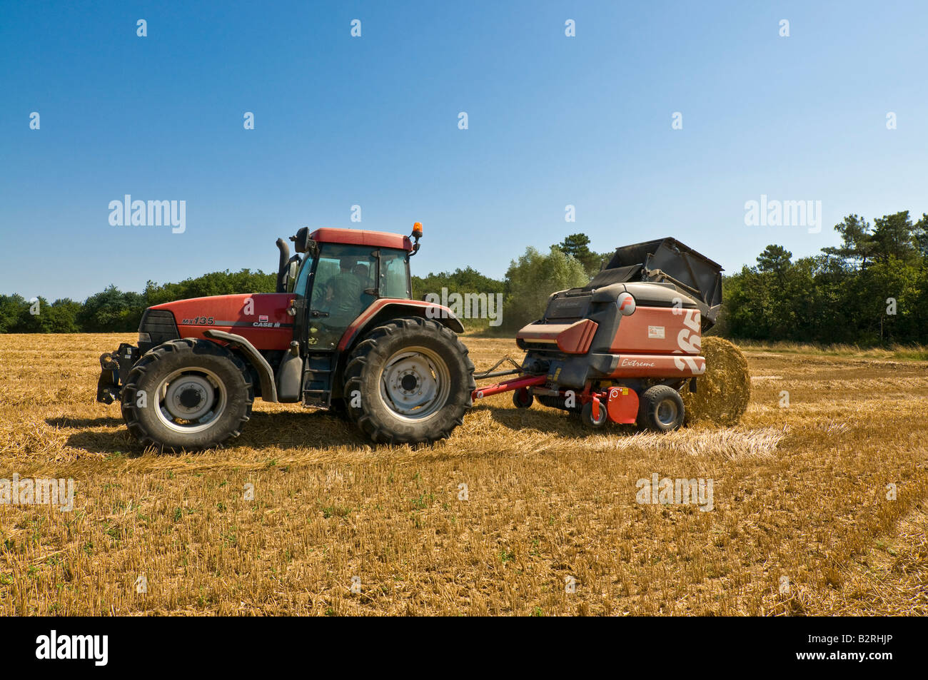 American 'Case MX 135' et 'Italien Feraboli Extreme 265 balles rondes' au travail, sud-Touraine, France. Banque D'Images