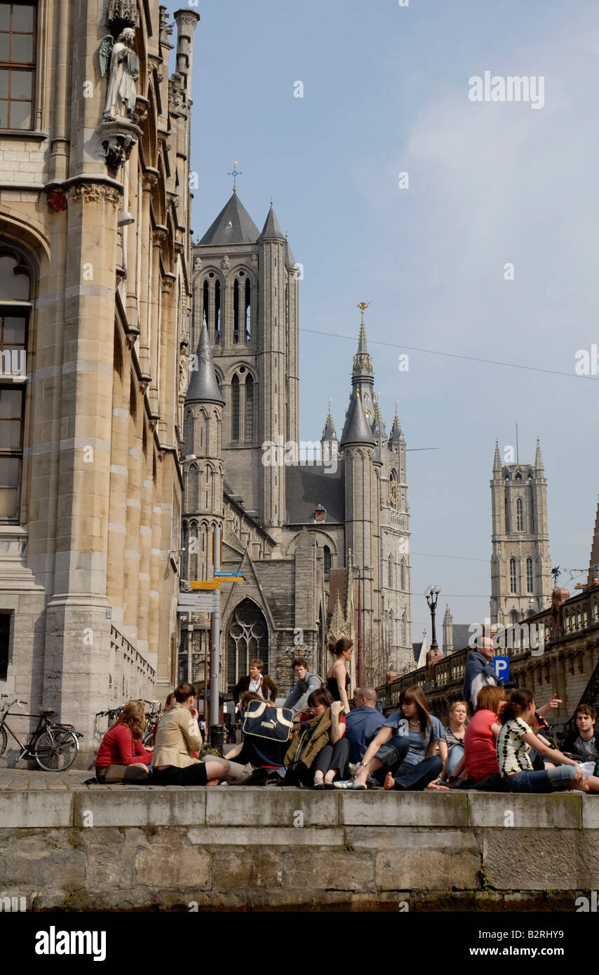 La rivière de la Lys Graslei quay centre vieille ville de Gand Belgique église de Saint Nicolas et beffroi de Gand Banque D'Images