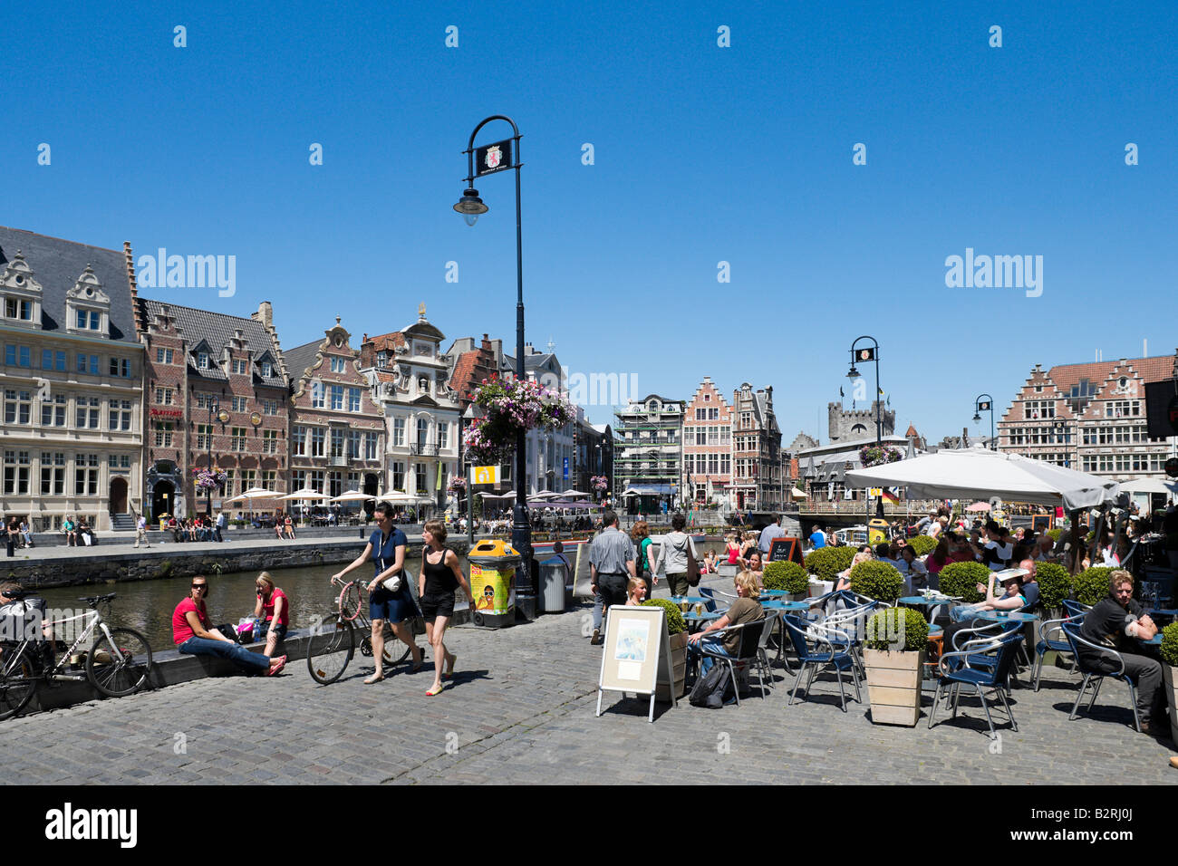 Café sur la Graslei avec les commerçants maisons sur le Korenlei derrière, Gand, Belgique Banque D'Images