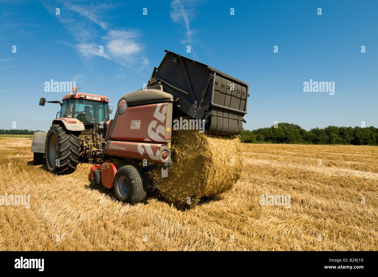 American 'Case MX 135' et 'Italien Feraboli Extreme 265 balles rondes' au travail, sud-Touraine, France. Banque D'Images