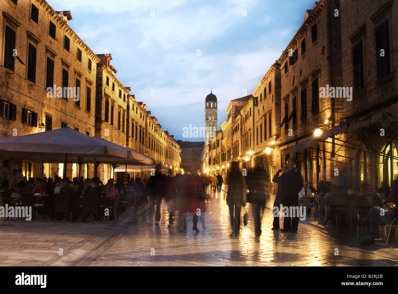 Les touristes à pied le long de la Placa au crépuscule, Dubrovnik, Croatie Banque D'Images