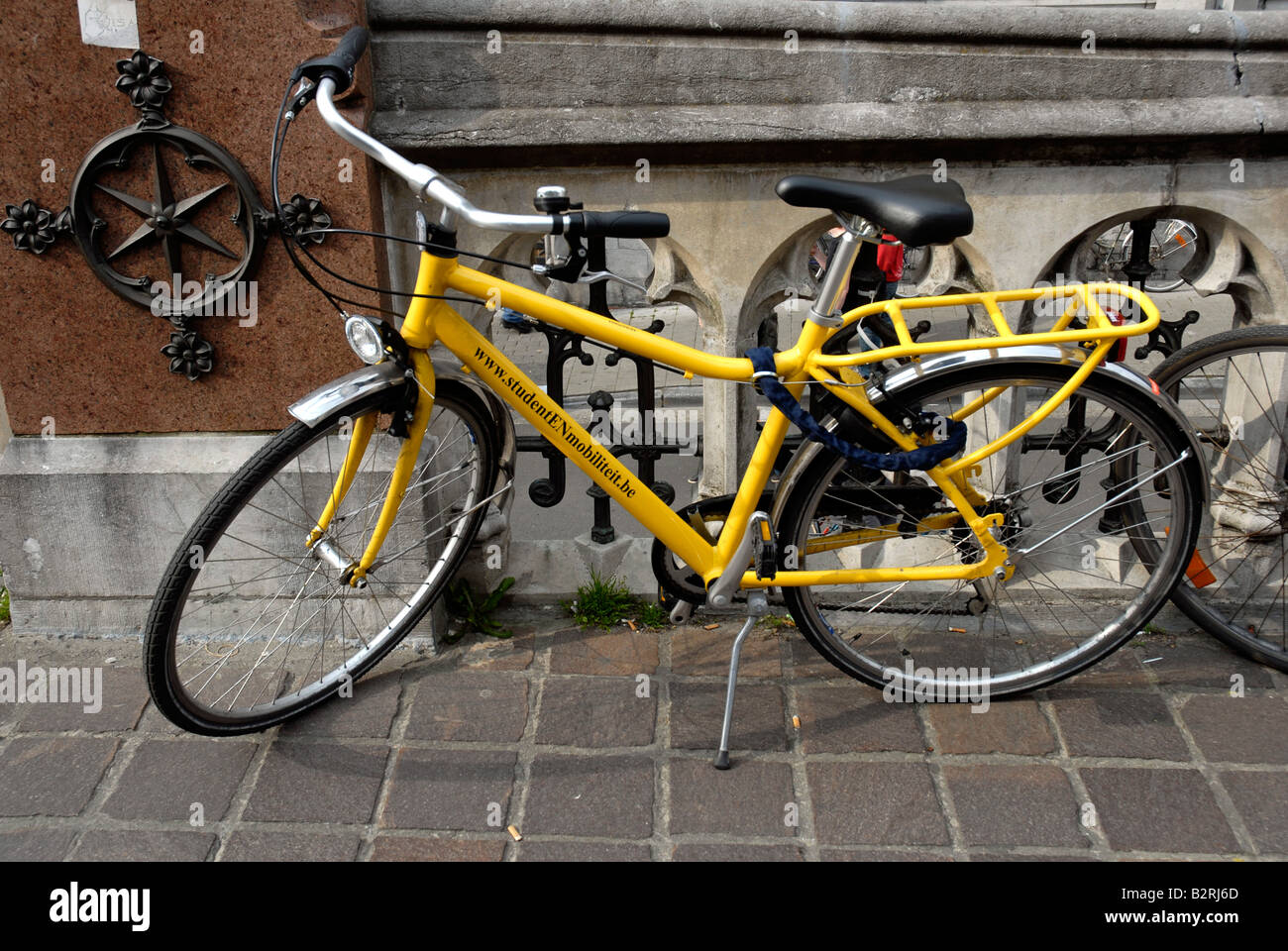 Le vélo jaune le centre de la vieille ville de Gand Belgique Banque D'Images