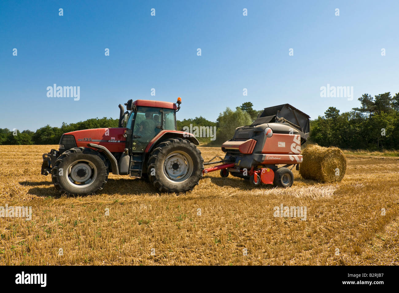 American 'Case MX 135' et 'Italien Feraboli Extreme 265 balles rondes' au travail, sud-Touraine, France. Banque D'Images