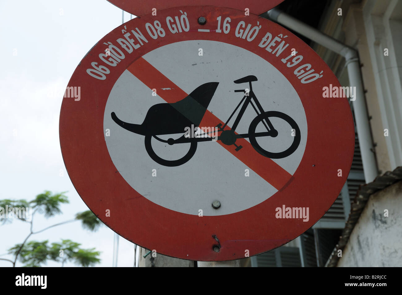 Panneau routier interdisant l'utilisation des taxis moto ou vélos-pousse sur certaines des rues de la ville d'Ho Chi Minh Vietnam Banque D'Images