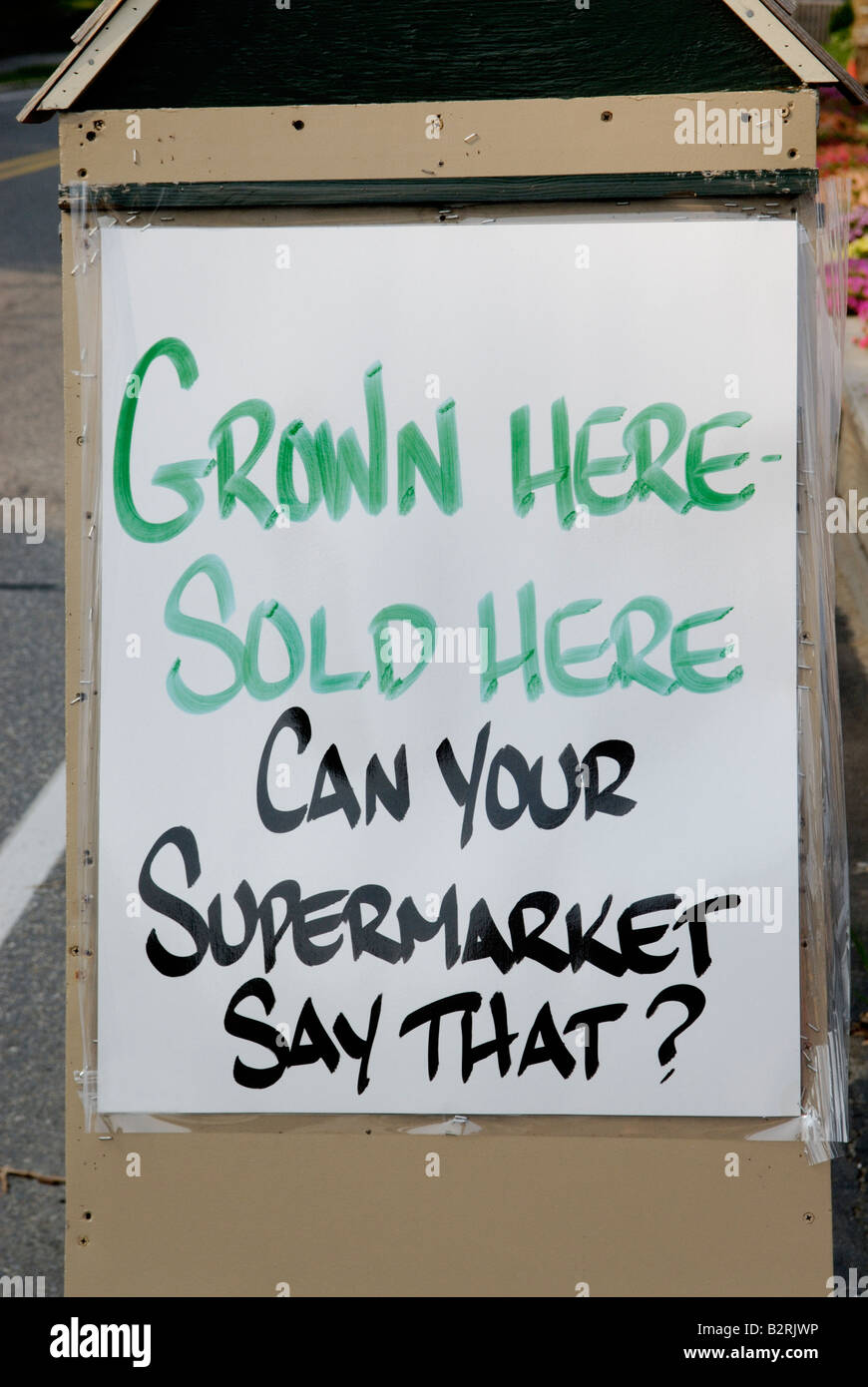 Signe qui annonce que la production destinée à la vente est cultivé localement Banque D'Images