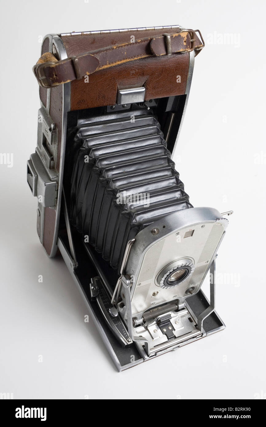 Appareil photo Polaroid antique old fashion avec soufflet en marron étui en  cuir Photo Stock - Alamy
