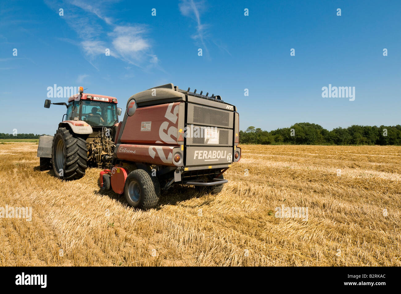 American 'Case MX 135' et 'Italien Feraboli Extreme 265 balles rondes' au travail, sud-Touraine, France. Banque D'Images