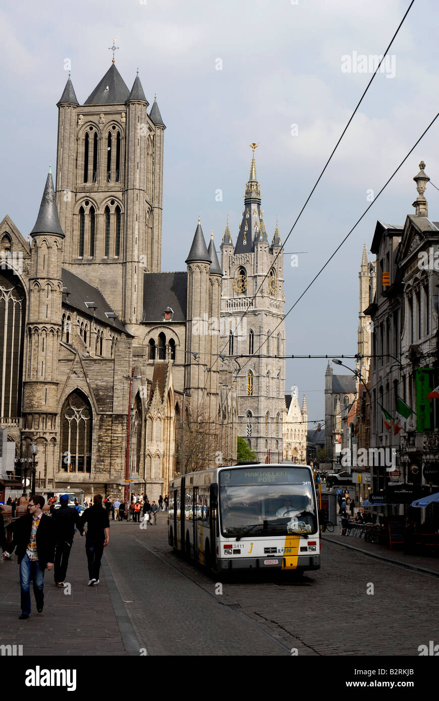 Église de Saint Nicolas et du beffroi de Gand, vieux centre-ville Belgique Trolleybus dans la rue de Gand Banque D'Images