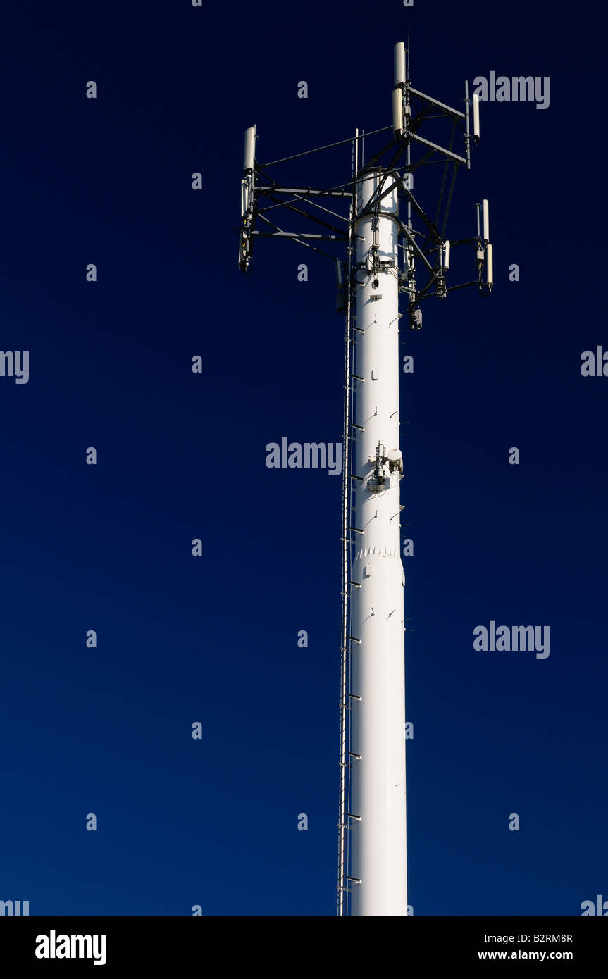 Les micro-ondes en acier blanc téléphone cellulaire tour de télécommunications contre un sombre ciel bleu Toronto Banque D'Images
