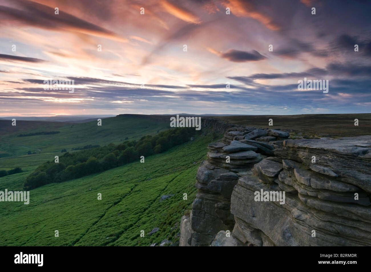 Stanage Edge au coucher du soleil, parc national de Peak District, Derbyshire, Angleterre, RU Banque D'Images