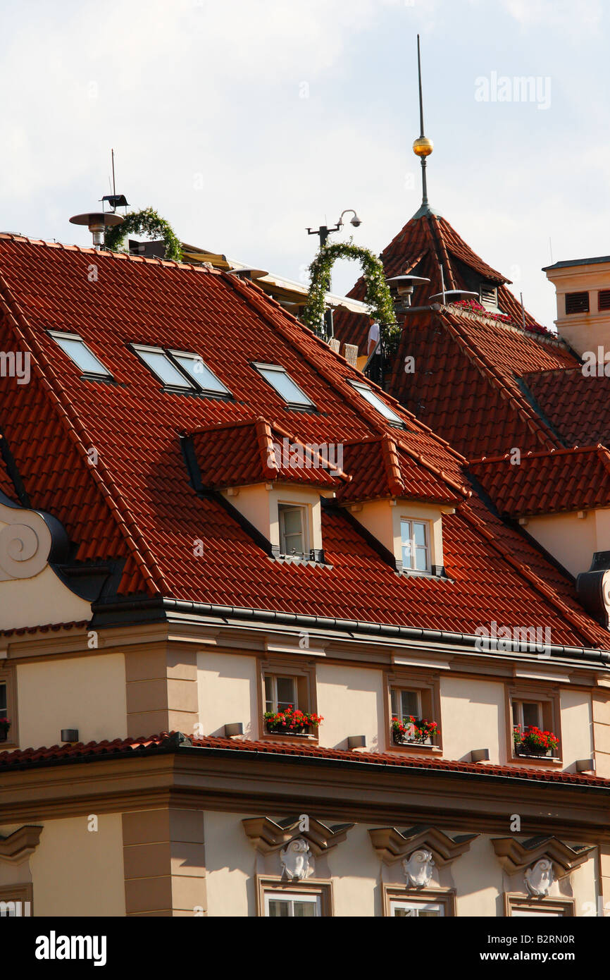 Tuile rouge toit de l'hôtel U Prince 'bâtiment' avec la terrasse ouverte empilables, situé sur la place de la vieille ville de Prague. Banque D'Images