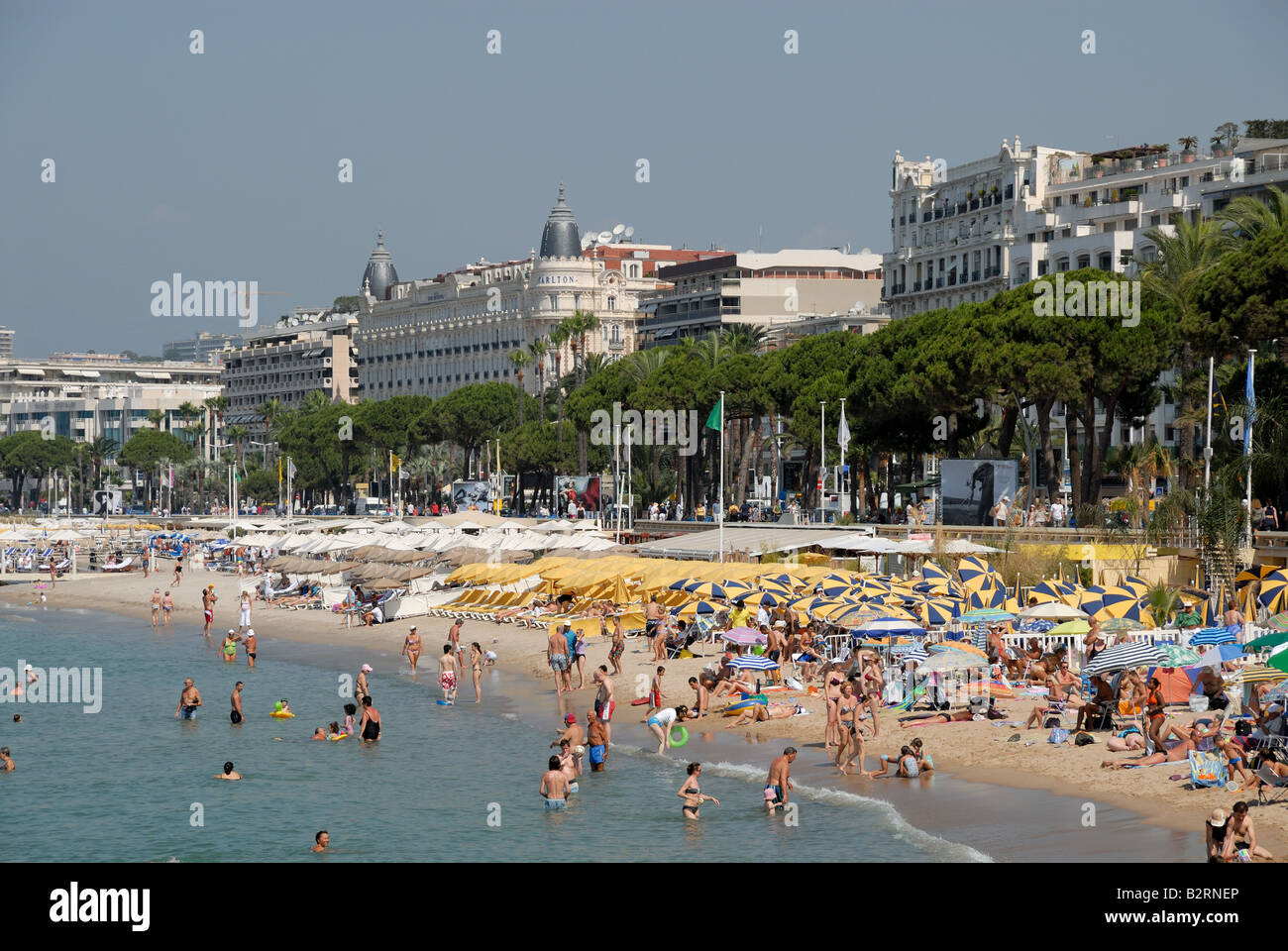 Plage à Nice, dans le sud de la France Banque D'Images