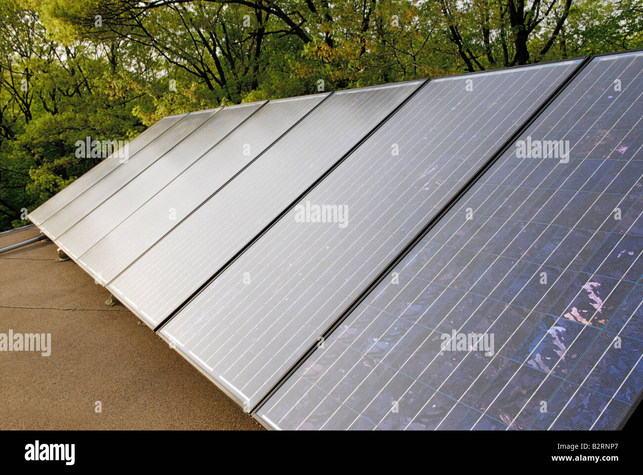 Panneaux d'énergie solaire photovoltaïque sur le toit d'une maison Banque D'Images
