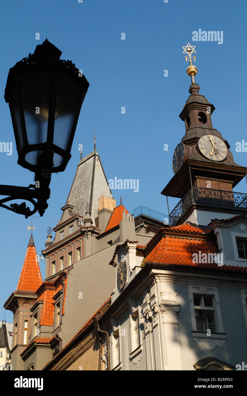 Une vue de la tour de l'horloge de la Grande Synagogue et l'ancien hôtel de ville juif à Prague Banque D'Images