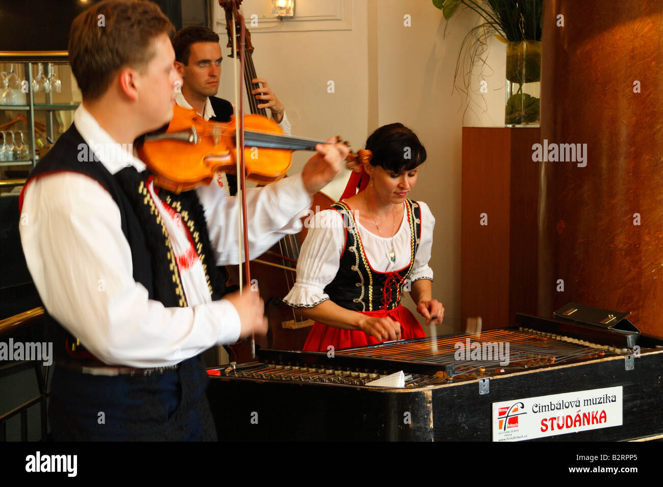 Le groupe jouant de la musique populaire tchèque pour les clients de la Pravda restaurant de luxe à Prague Banque D'Images
