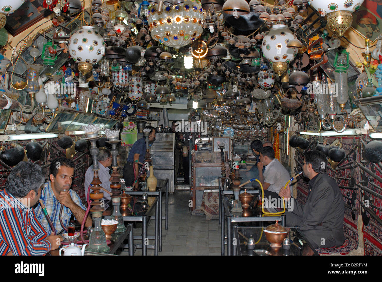 L'Iran Ispahan - un magasin de thé dans lequel des objets d'art ancienne affiche pour la décoration (Hukkah narguilé) Banque D'Images