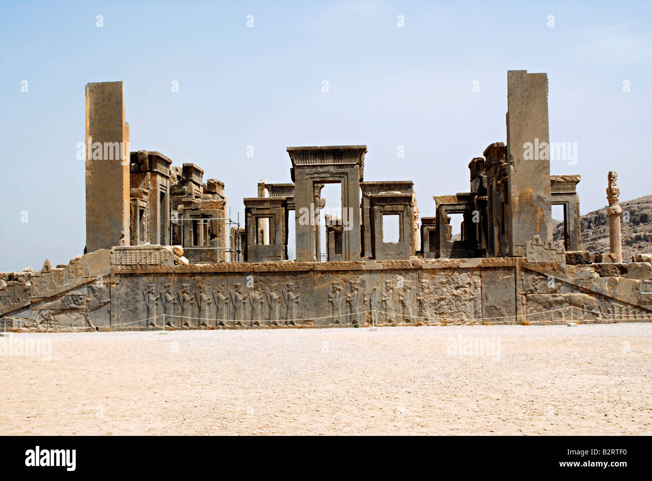 L'Iran Persepolis - reste du complexe de palais avec warriors sur socle en bas relief Banque D'Images