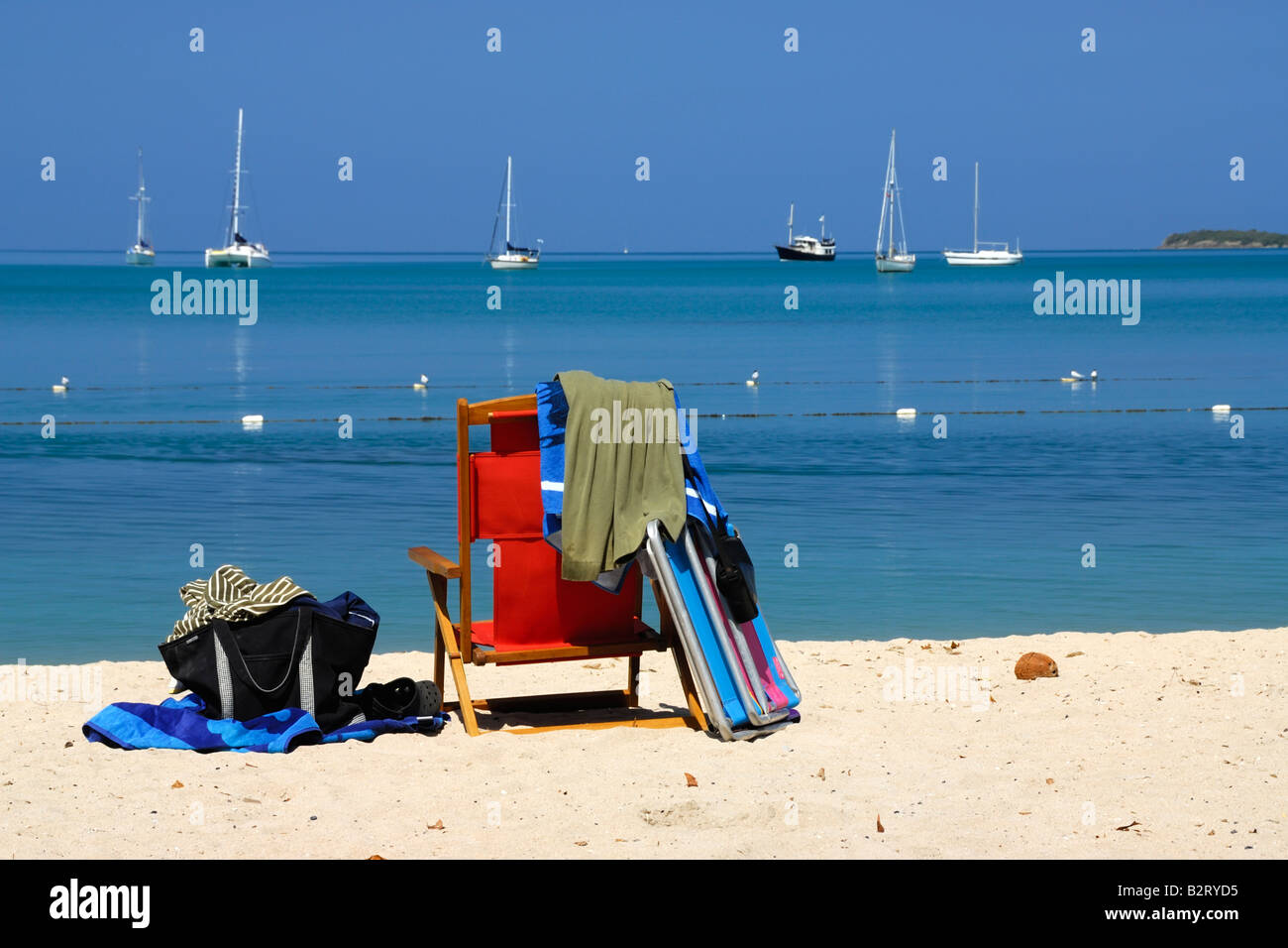 Le président et les serviettes sont prêts pour une journée de détente à la plage de sable de la plage de la baie des Caraïbes Boquerón, Boquerón, Puerto Rico. Banque D'Images