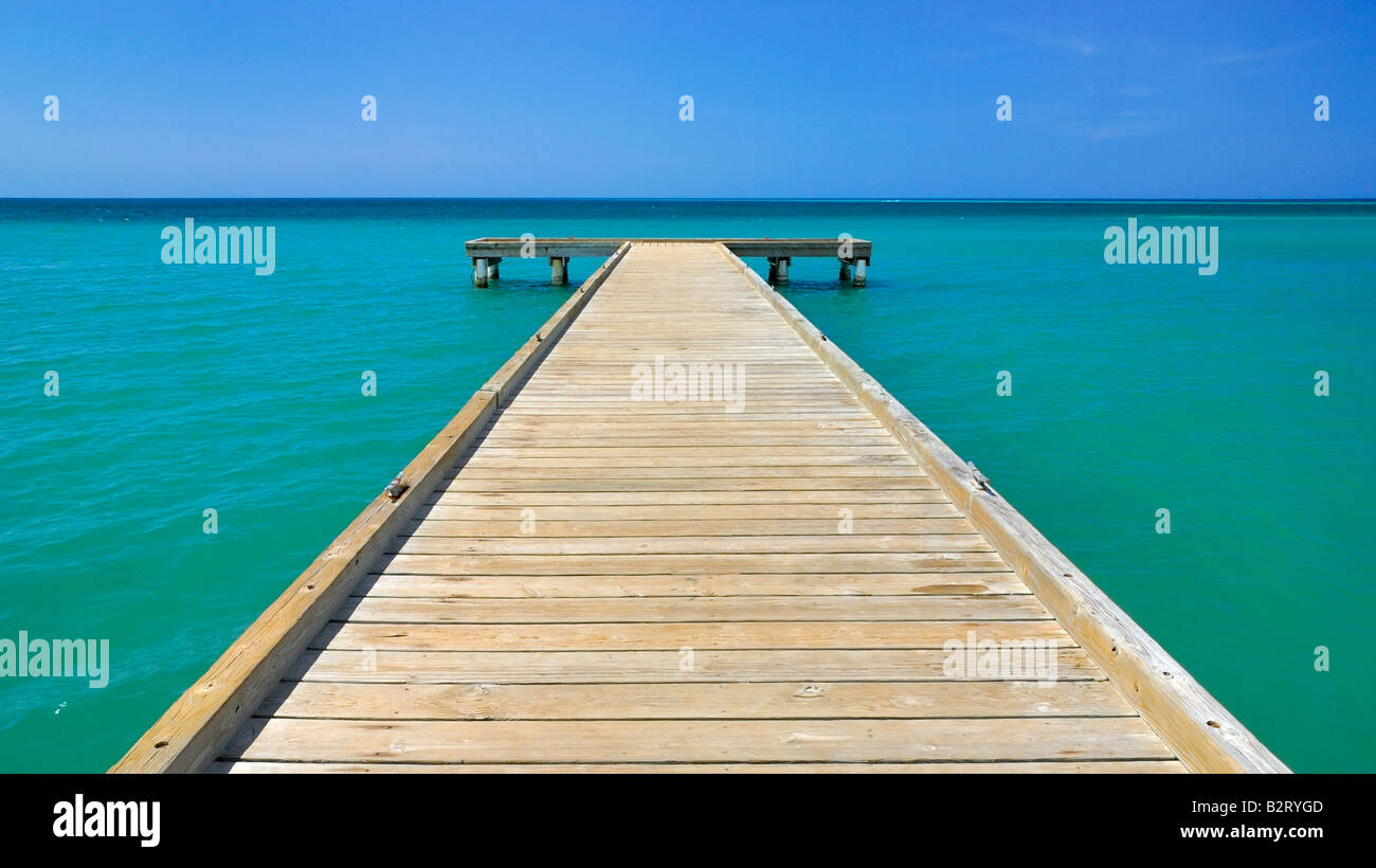 La jetée en bois sur la plage s'étend dans la mer des Caraïbes à Punta colorés Moja Casabe, el combate, Puerto Rico. Banque D'Images