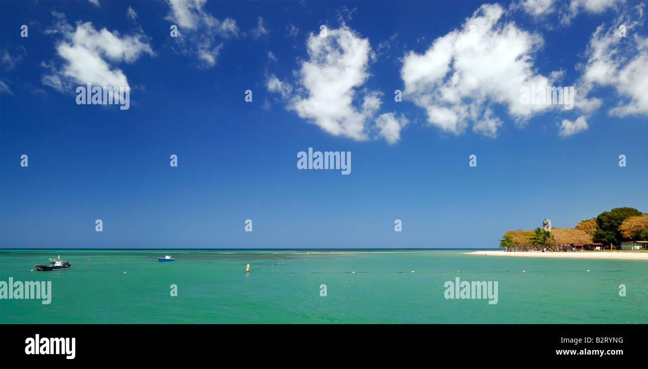 De couleur vert profond des eaux de la mer des Caraïbes et la plage de sable blanc de Punta Moja Casabe, el combate, Puerto Rico Banque D'Images