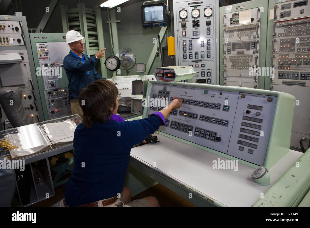 Femme assise à la console de contrôle de mission et en tournant la clé de lancement. Musée du missile Titan II près de Tucson en Arizona, USA Banque D'Images