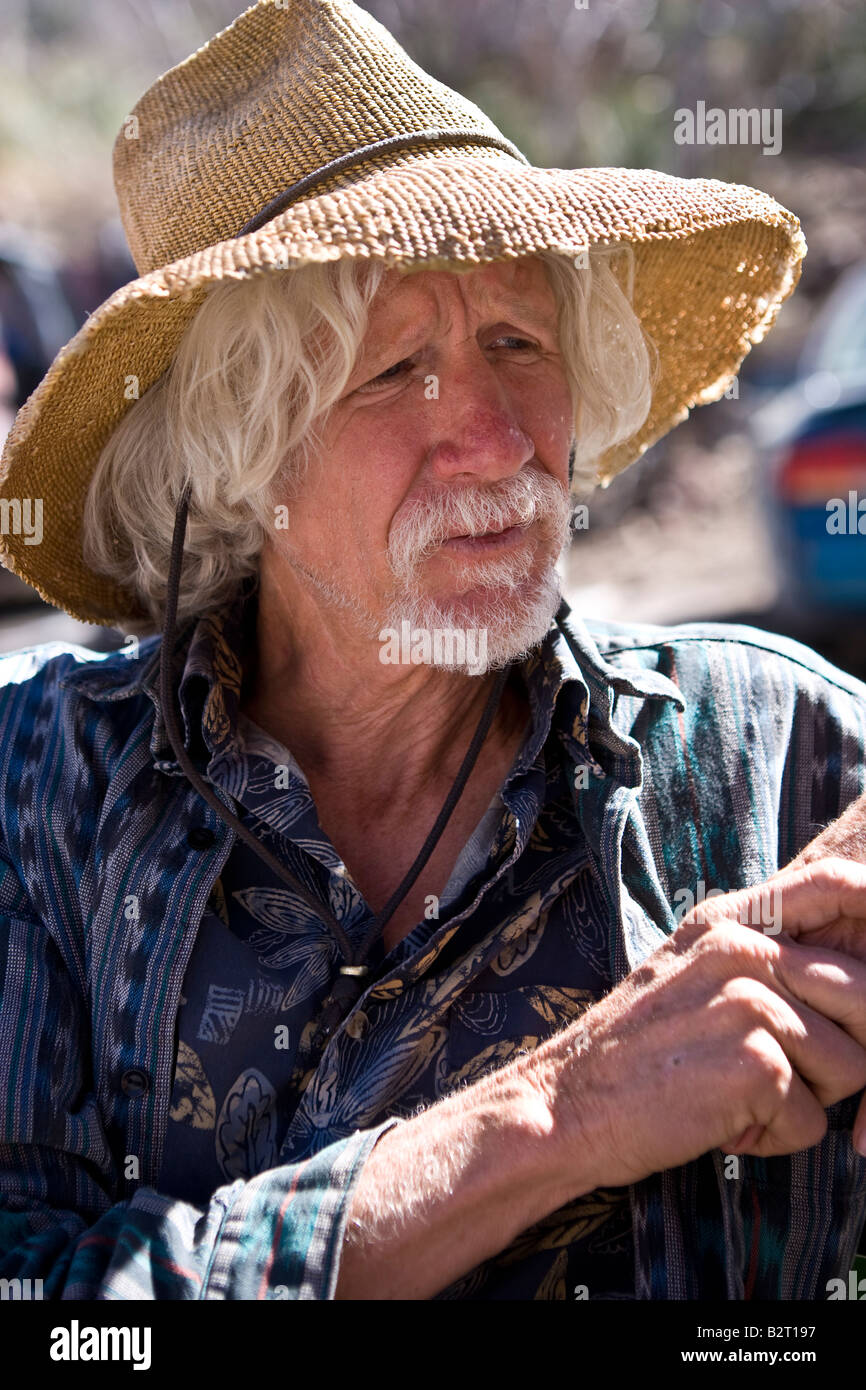 Vieux hippie aux cheveux blancs en chapeau de paille Banque D'Images