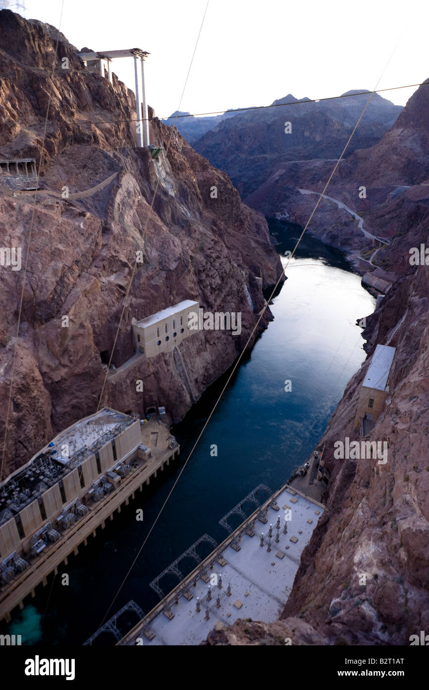 Le Barrage Hoover, avec le soutient de l'Hoover Dam Bypass construction visible sur le Nevada côté de la rivière Colorado, USA Banque D'Images