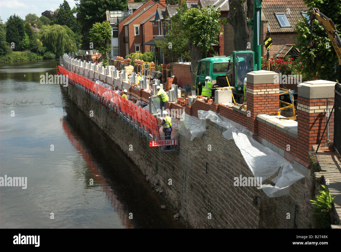 De nouveaux moyens de défense contre les inondations en construction sur la rivière Wye dans Hereford Banque D'Images