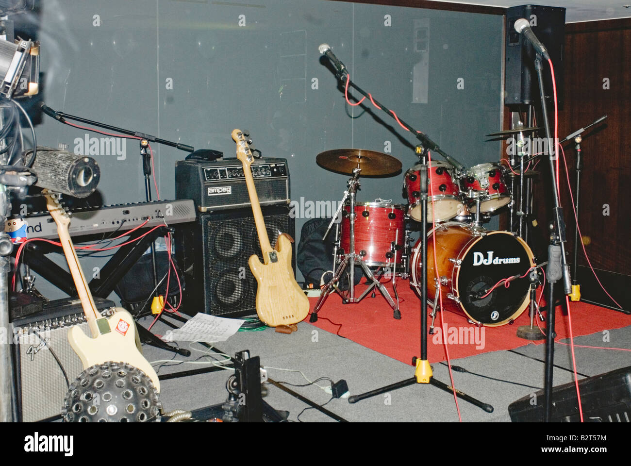 Les instruments mis en place sur scène vide avant de rock and roll ...
