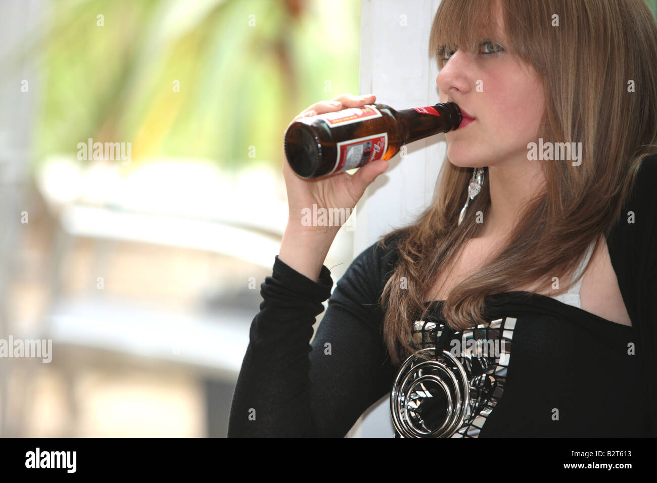 Teenage Girl Drinking bottle of beer Parution Modèle Banque D'Images