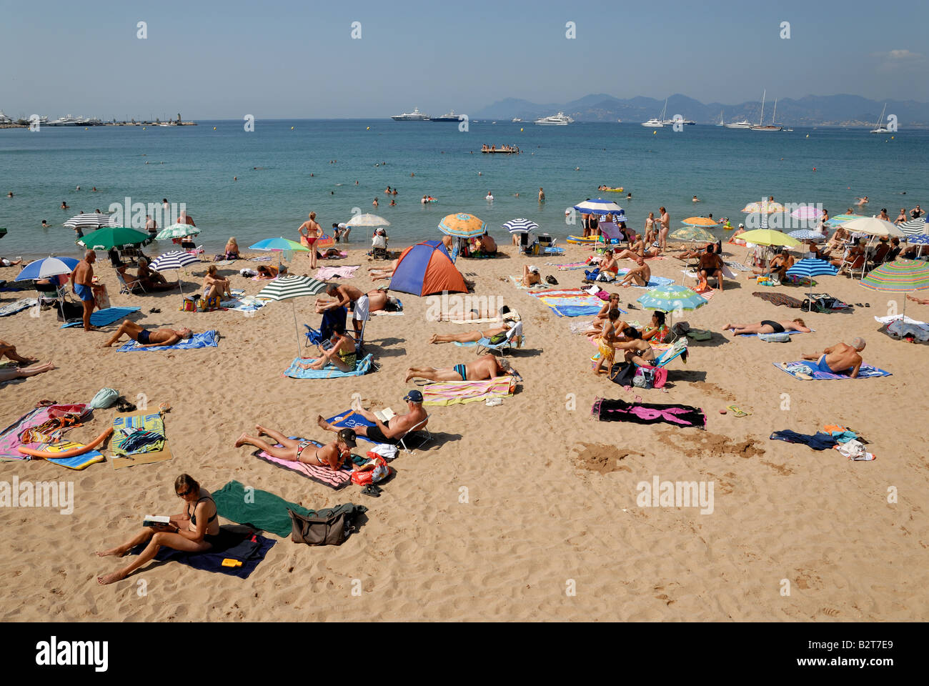 Les gens sur la plage de Cannes, dans le sud de la France Banque D'Images