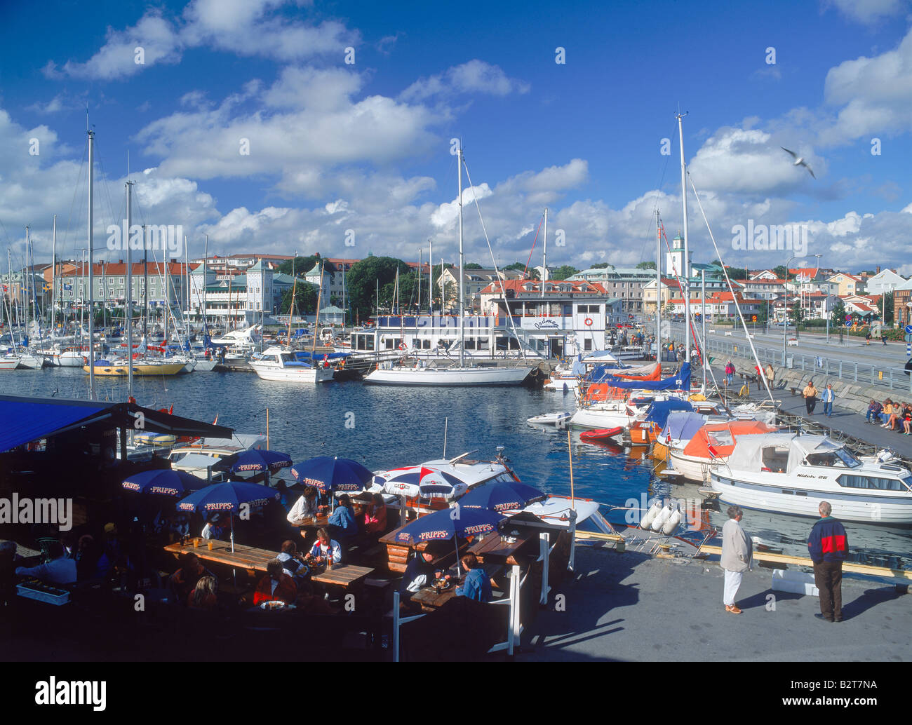 Les touristes, des restaurants, des yachts et bateaux à Côte Ouest Ville de Stromstad ou Strömstad en Suède Banque D'Images