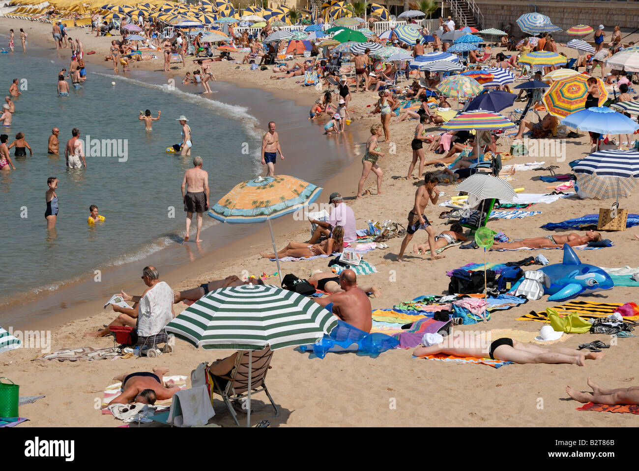 Les gens sur la plage de Cannes, dans le sud de la France Banque D'Images