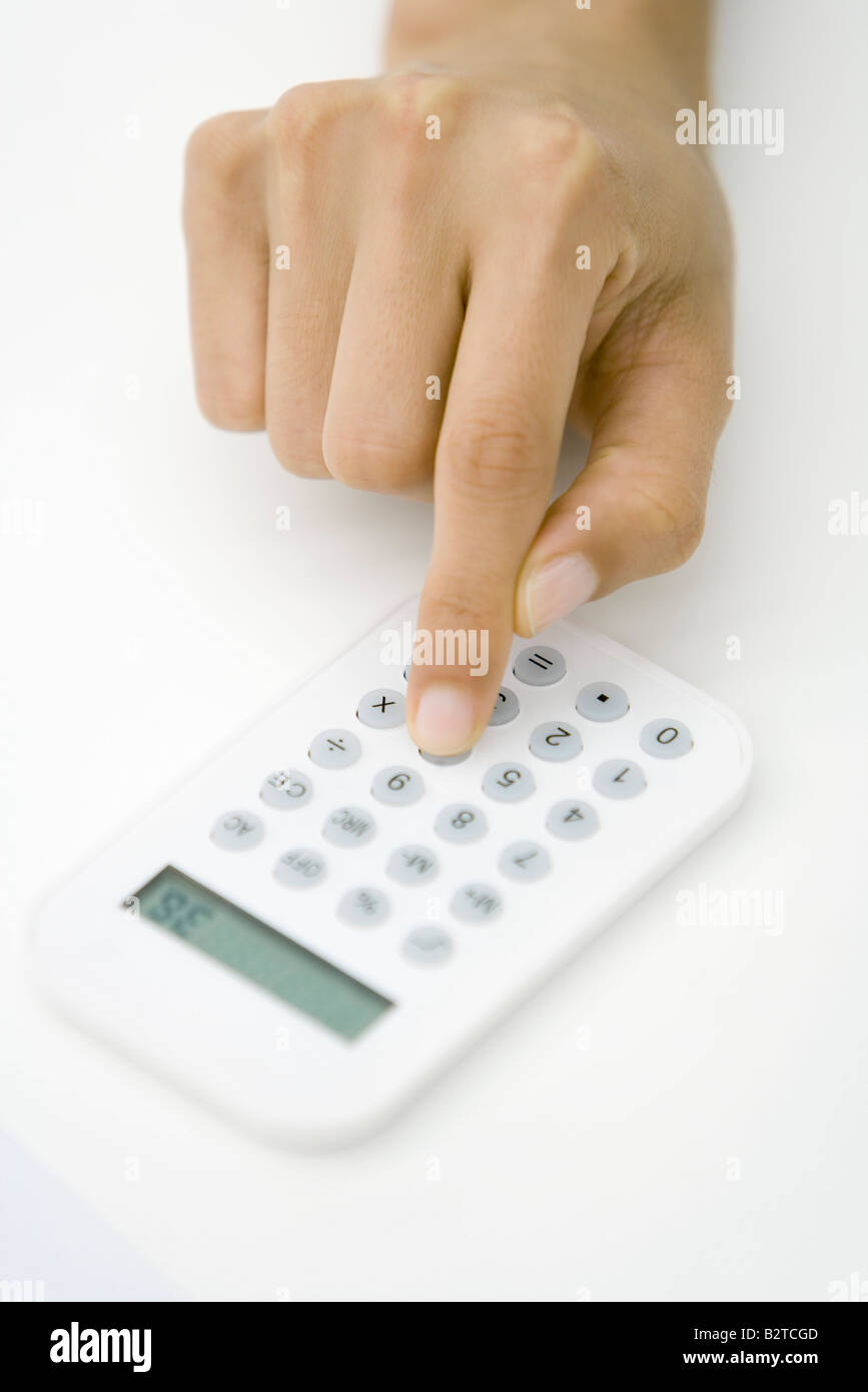 Personne à l'aide de la calculatrice, cropped view of hand Banque D'Images