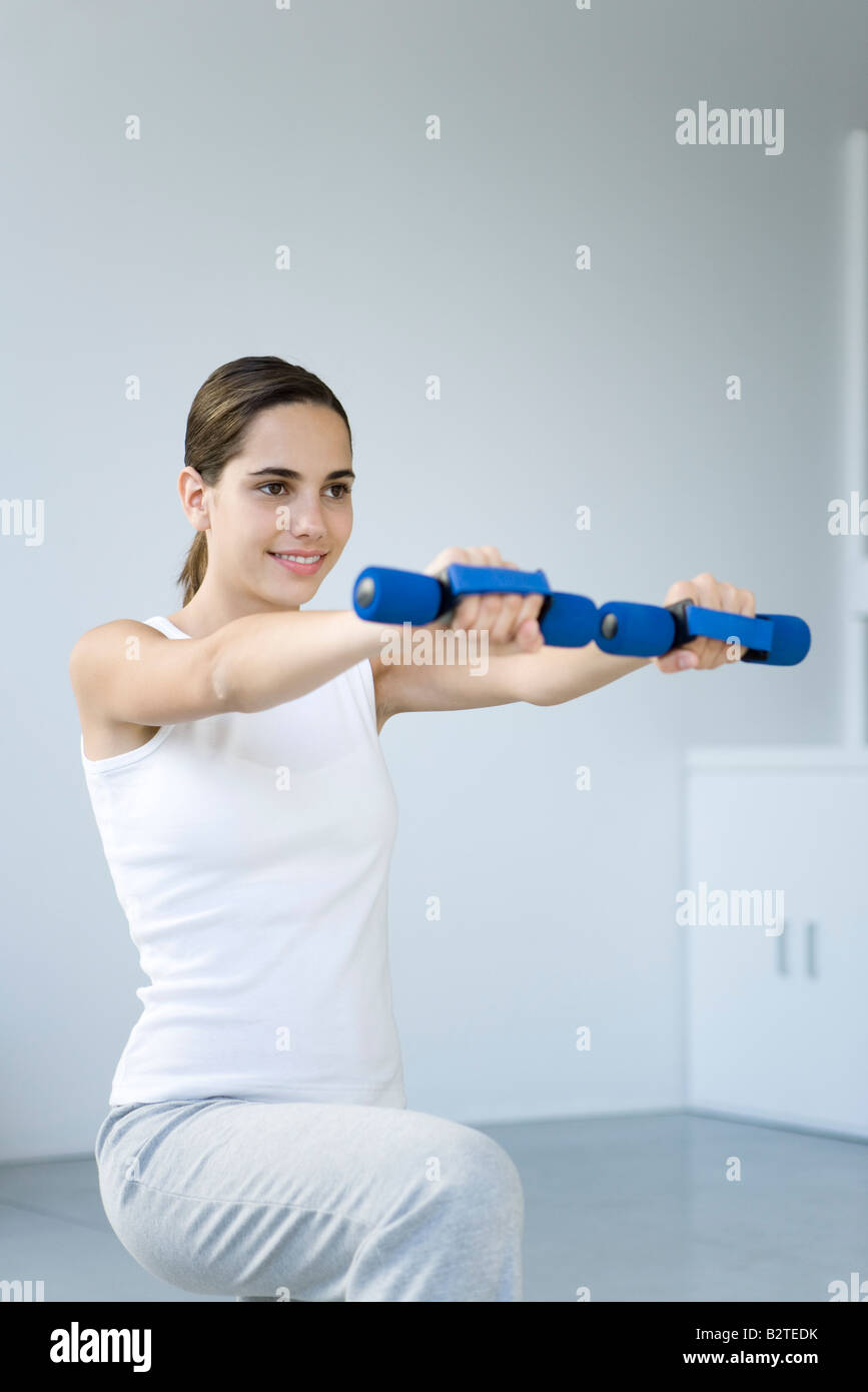 Woman exercising with dumbbells Banque D'Images