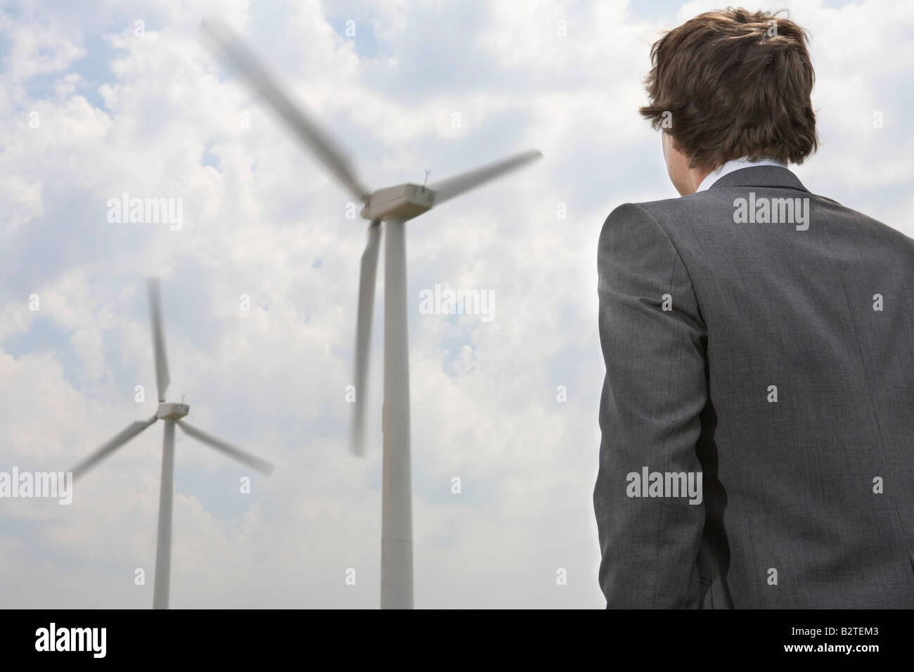 Businessman looking at wind turbines Banque D'Images